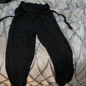 Stretchy waist band, long pants, ties at front